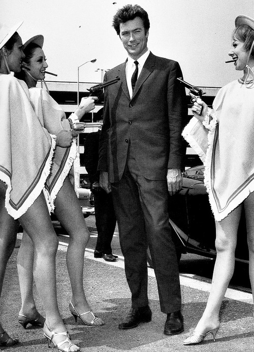 clint eastwood arrive à l'aéroport de Londres pour la promotion de son film "A Fistful of Dollars"- 1967